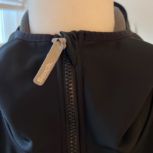 Bench jacket size extra large black outside, gray interior excellent condition - Picture 3 of 12